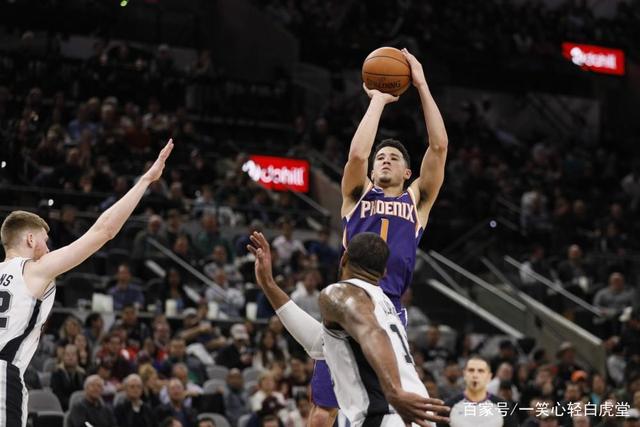 维尼修斯庆祝当选年度最佳球员 把World拼成word