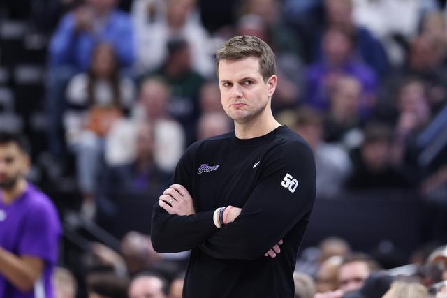 C罗庆祝击败达马克：打进2球全取3分